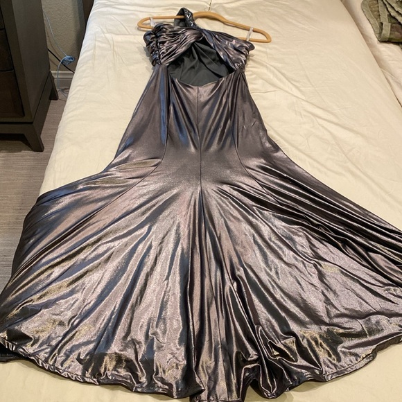 One shoulder beaded metallic gown. Fitted silhouette. - Picture 6 of 13